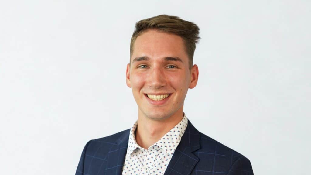 DBU Student Simon erzählt uns, wie er Leistungssport, Arbeit und sein Studium in Digital Business Management unter einen Hut bekommt